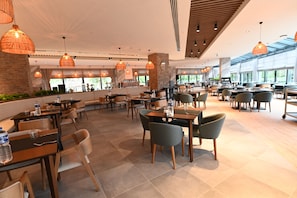 Breakfast, lunch, dinner served; international cuisine  - VONRESORT Abant (Bolu)