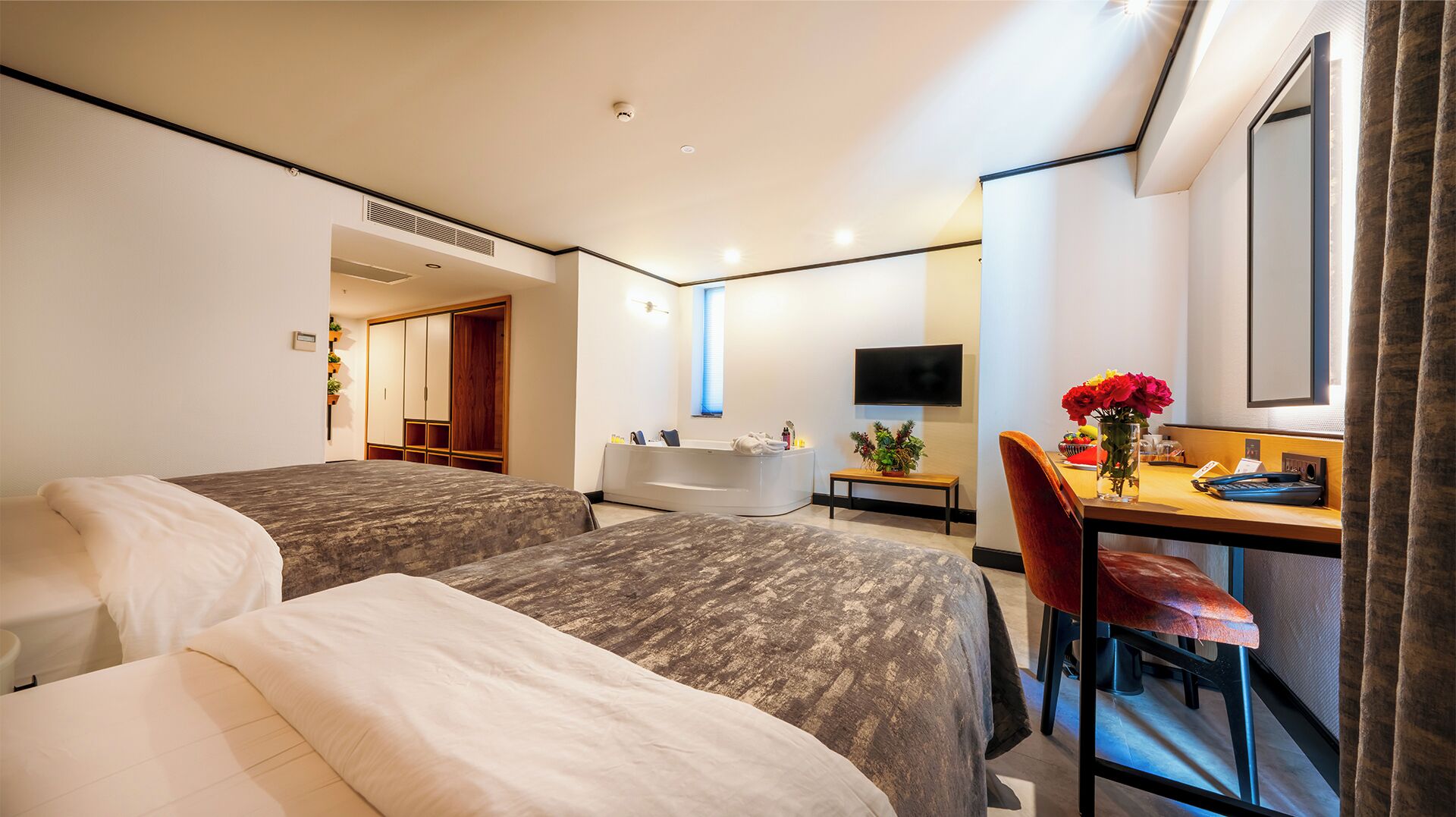 Corner Suite -Main Building | Ylelliset vuodevaatteet, tallelokero huoneessa, äänieristys