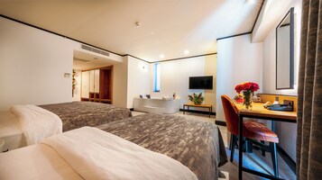 Corner Suite -Main Building | Roupas de cama premium, cofres nos quartos, quartos à prova de som