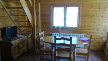 Bungalow, 3 Bedrooms (7 people) | Living room | Flat-screen TV, table tennis