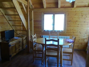 Bangalô, 3 quartos (7 people) | Sala de estar | TV de tela plana, mesa de pingue-pongue
