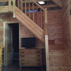 Flatscreentelevisie en een tafeltennistafel