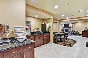 Free daily self-serve breakfast - Cobblestone Inn & Suites - Ambridge (Ambridge)