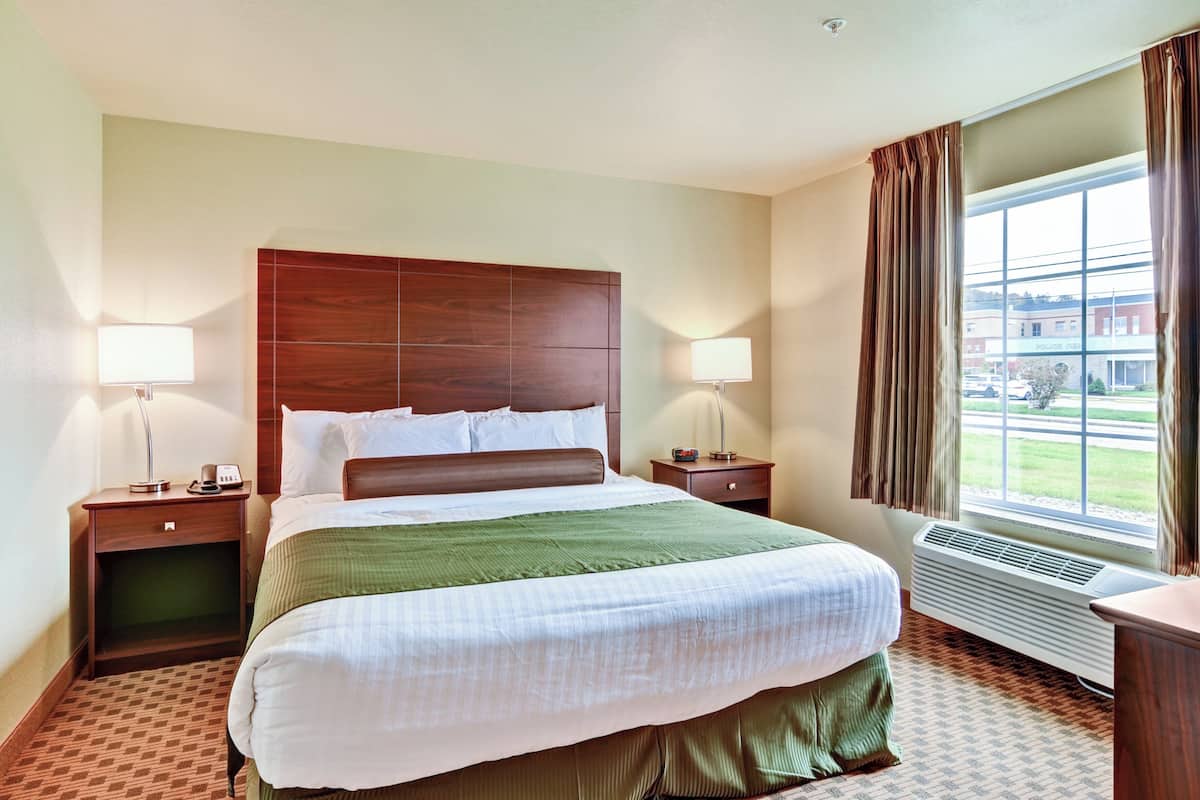 Studio Suite, Beberapa Tempat Tidur, akses difabel (Mobility/Audible, Roll-in Shower) | Seprai premium, bantalan ekstra lembut, dan meja kerja