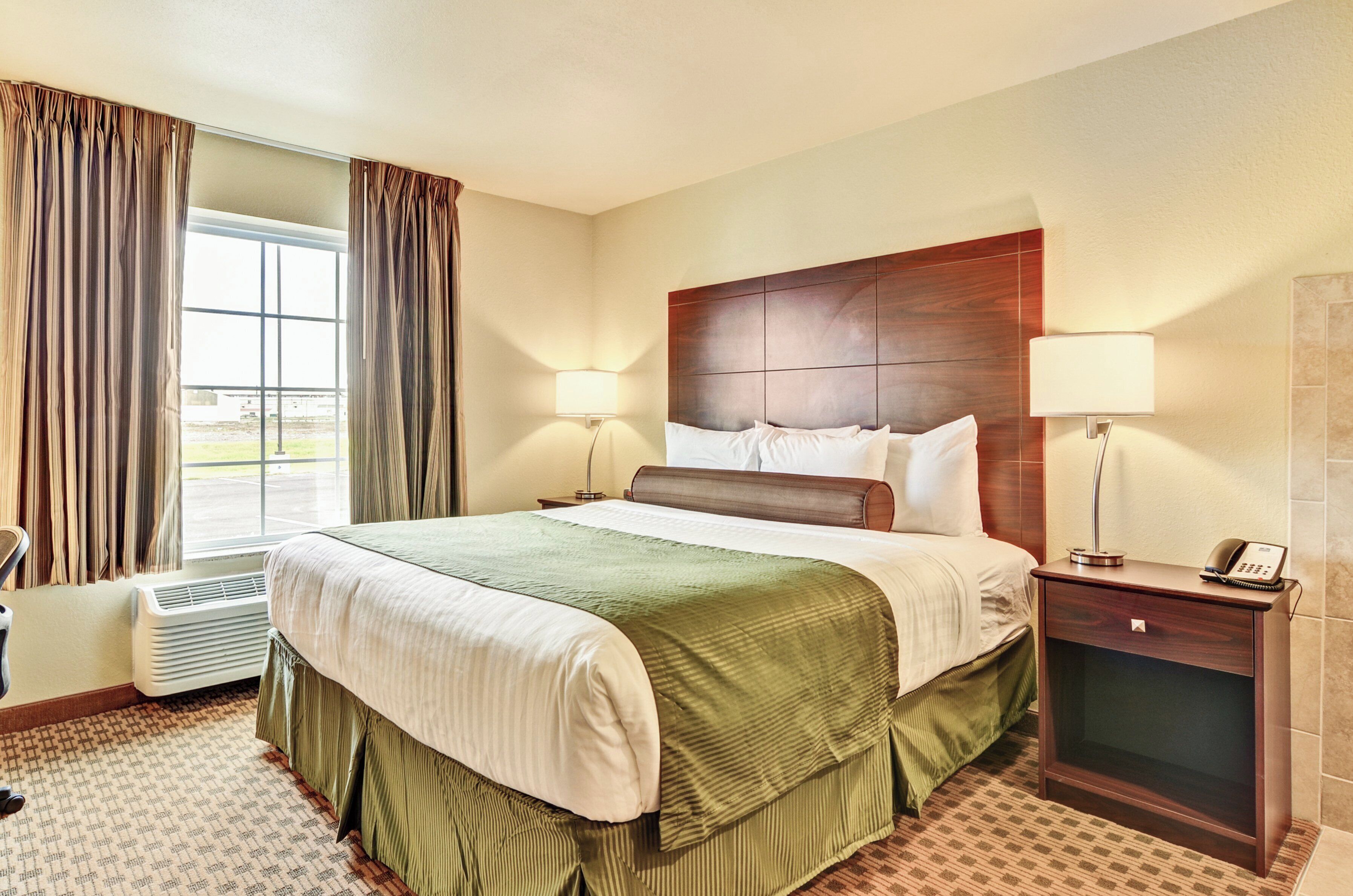 Ropa de cama de alta calidad, colchones con pillow-top y escritorio 