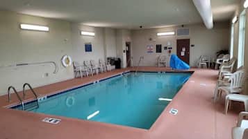 Kolam renang indoor