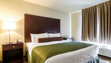 Phòng Suite, nhiều giường, không hút thuốc (King Bed with Sleeper Sofa) | Bộ đồ giường cao cấp, chăn bông, nệm có lớp đệm bông, bàn