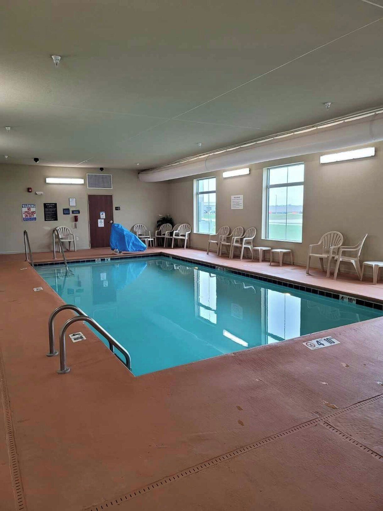 Kolam renang tertutup 