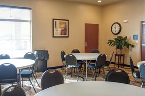 Free daily self-service breakfast  - Cobblestone Hotel & Suites - Jefferson (Jefferson)