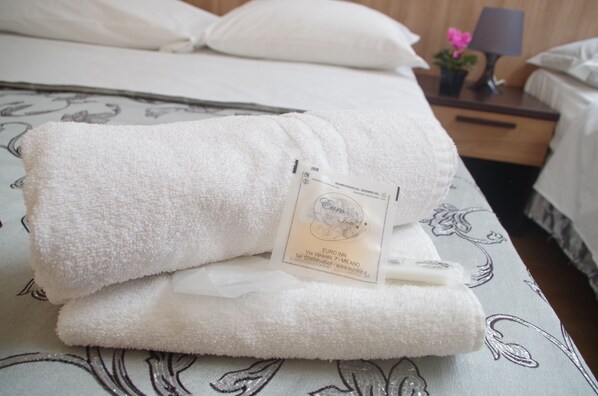 Set di cortesia gratuito, asciugacapelli, bidet, asciugamani