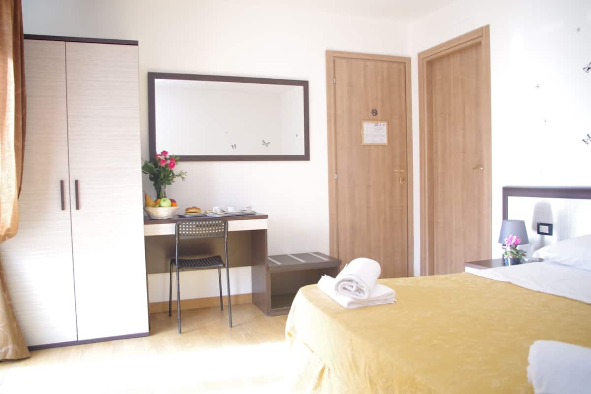 Habitación con 1 cama matrimonial o 2 individuales, baño privado | Sábanas de algodón egipcio, ropa de cama de alta calidad y escritorio