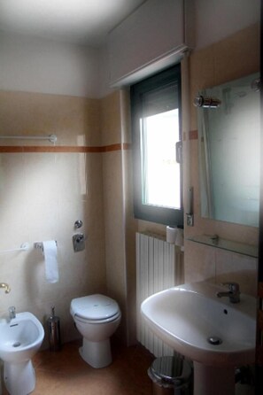 Amenidades de baño gratuitas, secadora de cabello, bidet, toallas 
