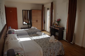 A hotel room with two beds, a desk, a mirror, and a wardrobe. - Hotel Euro Inn (Milan)