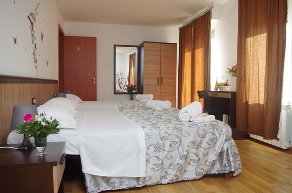 ملاءات من القطن المصري وأغطية فراش متميزة ومكتب وستائر تعتيم