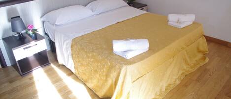 Double or Twin Room, Private Bathroom | Egyptian cotton sheets, premium bedding, desk, blackout curtains
