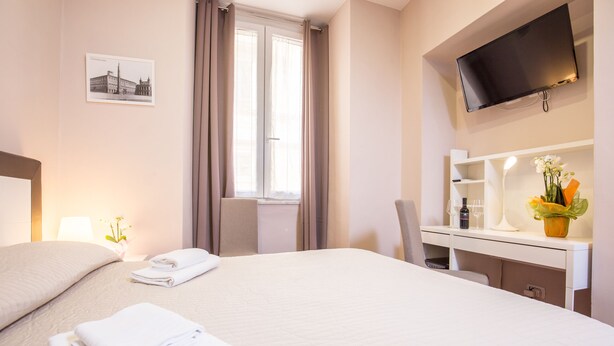 Habitación estándar doble, vistas a la ciudad | Caja fuerte, escritorio, wifi gratis y ropa de cama