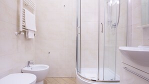 Habitación triple básica | Baño | Ducha, artículos de higiene personal gratuitos y secador de pelo