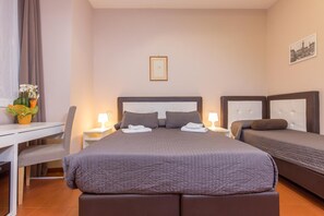 In-room safe, desk, free WiFi, bed sheets - Azzurra Guest House (Rome)