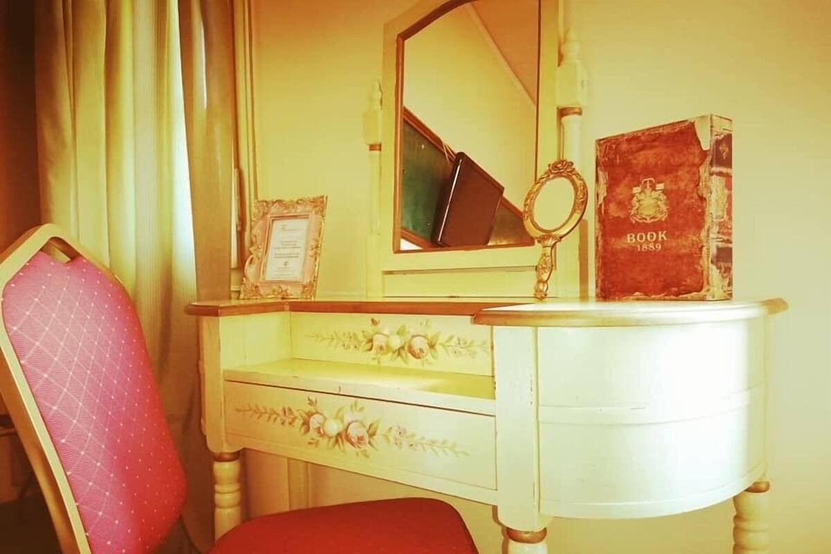 Cribs (free), WiFi (free)