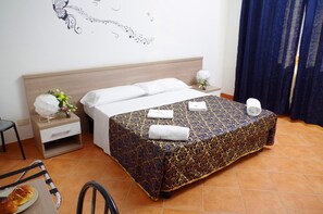 In-room safe, desk, laptop workspace, iron/ironing board - Hotel Centrale (Milan)