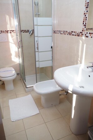 Shower, free toiletries, hair dryer, bathrobes - Hotel Centrale (Milan)