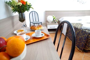 Zimmersafe, Schreibtisch, laptopgeeigneter Arbeitsplatz