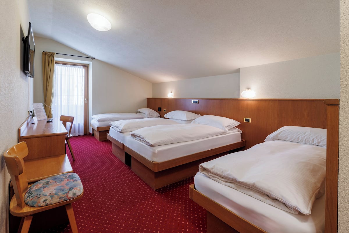 Down duvets, in-room safe, desk, free WiFi