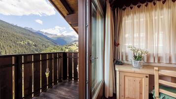 Panoramic-Studiosuite, 2 Bäder | Hochwertige Bettwaren, Daunenbettdecken, Zimmersafe, Schreibtisch