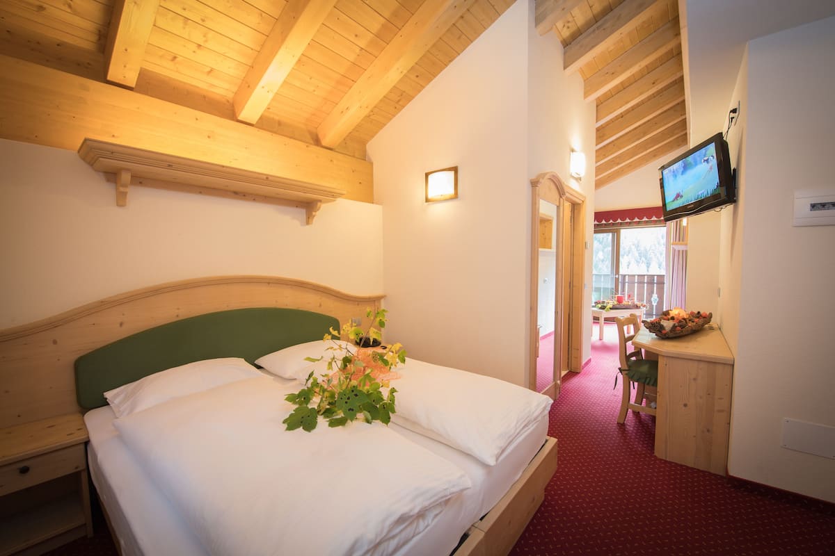 Couette en duvet d'oie, coffres-forts dans les chambres, bureau