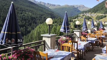 Petit-déjeuner, déjeuner et dîner servis sur place