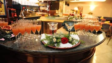 Breakfast, lunch, dinner served; Italian cuisine