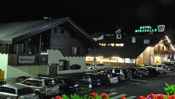 住宿正面 (夜晚)