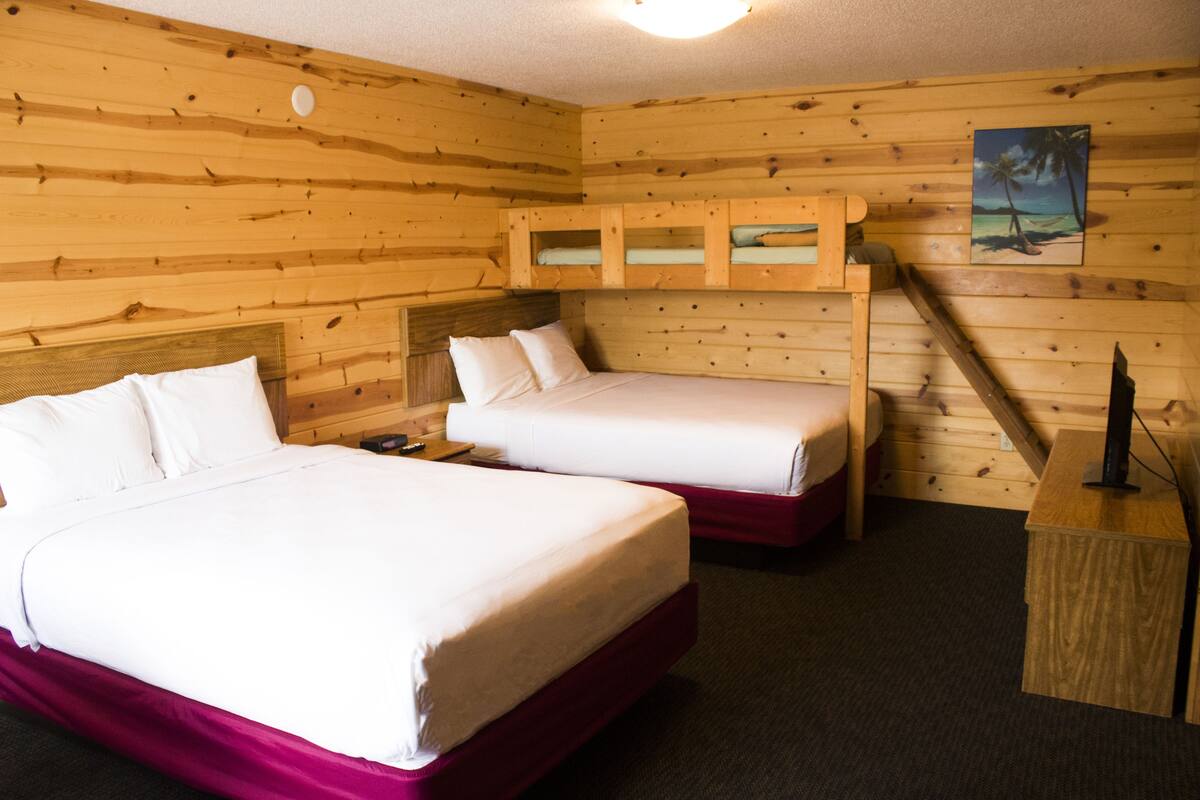 客房 (2 Queen Beds with Single Bunk Bed)