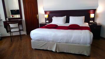 Quarto casal luxo | Frigobar, cofres nos quartos, escrivaninha, quartos à prova de som