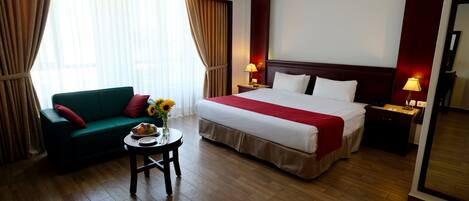 Chambre supĂ©rieure double, 1 trĂšs grand lit | Minibar, coffre-fort, bureau, systĂšme dâinsonorisation