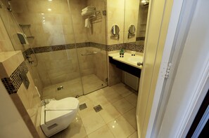 Superior Double Room, 1 King Bed | Bathroom | Free toiletries, hair dryer, towels