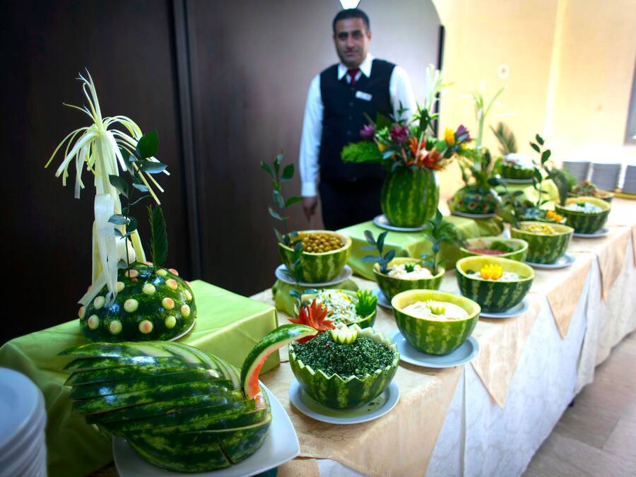 حيث تُقدم وجبات الإفطار، الغداء، العشاء، أطباق البحر المتوسط