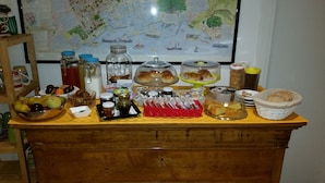 A buffet table with various food items and condiments. - Palermo Rooms (Palermo)