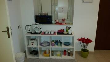 House, 2 Bedrooms, Refrigerator, City View | Living room | Flat-screen TV