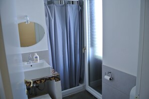 Economy Double Room Single Use, Balcony | Bathroom | Shower, free toiletries, hair dryer, towels - Palermo Rooms (Palermo)