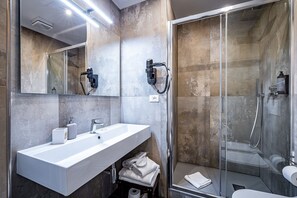 Een douche, gratis toiletartikelen, een haardroger, een bidet