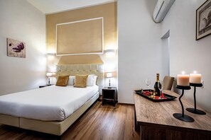 Double or Twin Room | Minibar, in-room safe, individually decorated, desk - B&B De' Biffi (Florence)