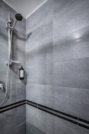 Double or Twin Room | Bathroom | Shower, free toiletries, hair dryer, bidet - B&B De' Biffi (Florence)