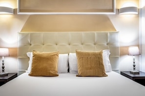 Double or Twin Room | Minibar, in-room safe, individually decorated, desk - B&B De' Biffi (Florence)