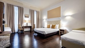 ميني بار وخزنة داخل الغرفة ومكتب وتجهيزات عازلة للصوت