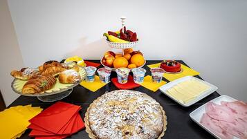 Wasserkocher mit Kaffee-/Teezubehör, Kühlschrank, Mikrowelle