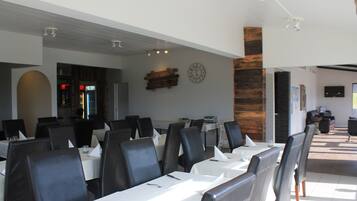 Breakfast, lunch, dinner served; ocean views