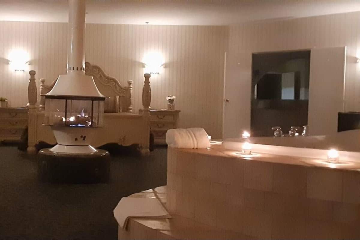 Room, 1 King Bed, Lakeside (2nd Floor) | Desk, laptop workspace, iron/ironing board, free WiFi