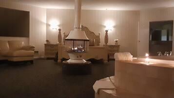 客房, 1 张特大床, 湖畔 (2nd Floor) | 办公桌、笔记本电脑工作区、熨斗/熨衣板、免费 WiFi