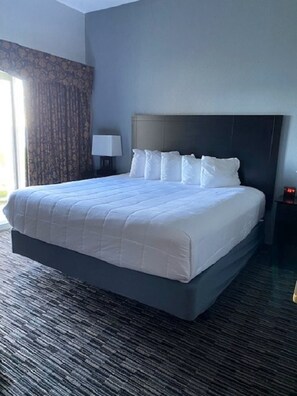 Skrivbord, arbetsyta för laptop, strykjärn/strykbräda och gratis wi-fi